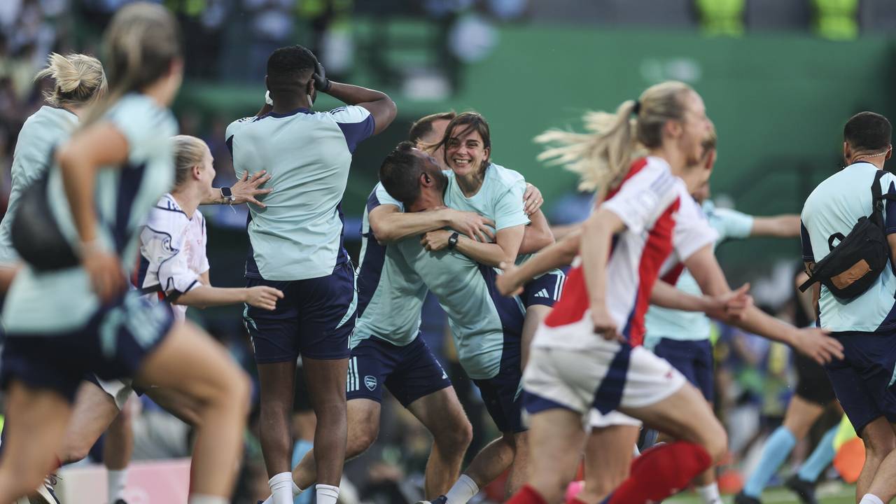 Renée Slegers viert het winnen van de Champions League (foto: EPA/Miguel A. Lopes, via ANP).