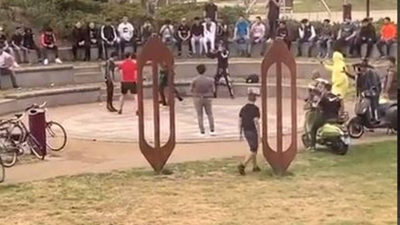 Jongeren in het park in Helmond