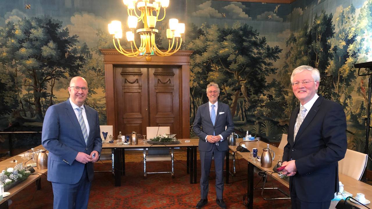 Burgemeesters gaan aan de ranja en de thee en hopen op rustige jaarwisseling