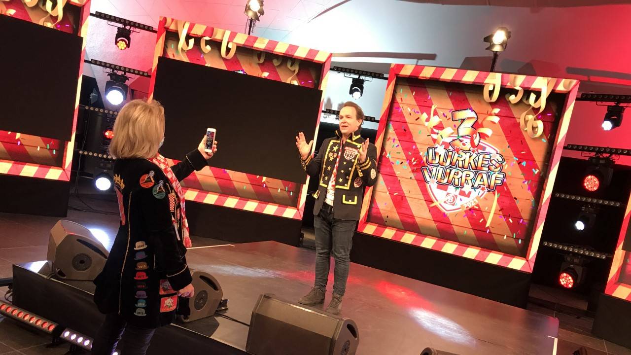 Presentator Jordi test nog even het geluid van 3 Uurkes Vurraf (foto; Omroep Brabant)