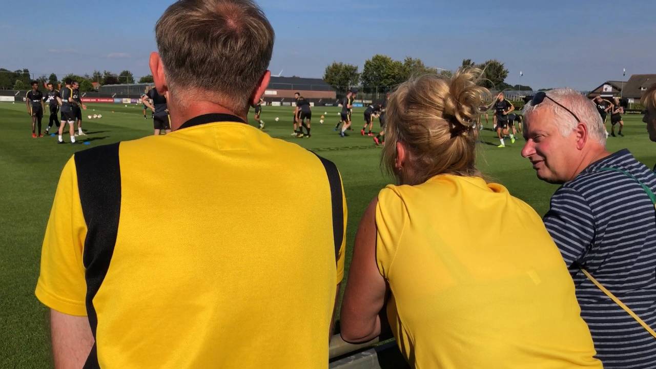 Supporters kijken naar de eerste training onder leiding van Maurice Steijn.