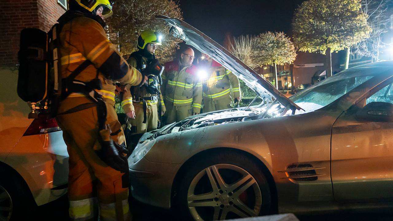 De brandweer controleerde de auto aan de Oude Molenstraat in Oss (foto: Gabor Heeres/SQ Vision).