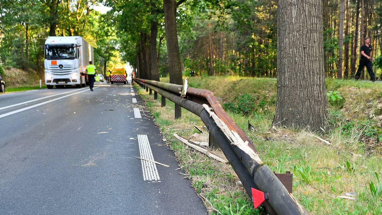 De vangrail liep forse schade op (foto: Rico Vogels/SQ Vision).