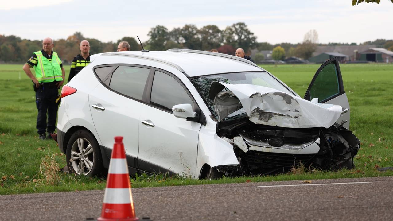 De auto raakte bij het ongeluk in Boekel zwaar beschadigd (foto: Marco van den Broek/SQ Vision).