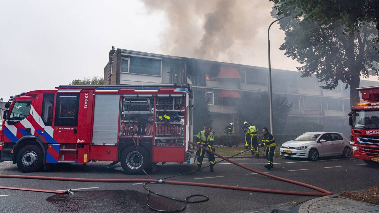 De brandweer bluste het vuur in de Postelse Hoeflaan in Tilburg (foto: Jack Brekelmans/SQ Vision).