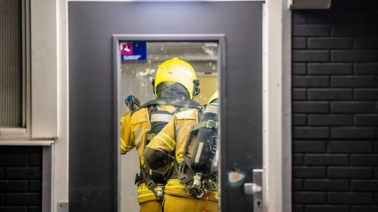 De brandweer ventileerde de berging van de flat aan de Sweelincklaan in Tilburg (foto: Jack Brekelmans./SQ Vision).