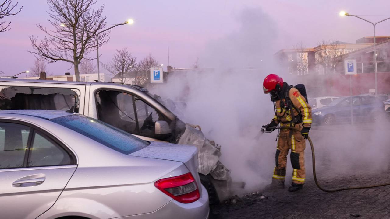 De brandweer probeerde de verwoesting te voorkomen (foto: Harrie Grijseels/SQ Vision).