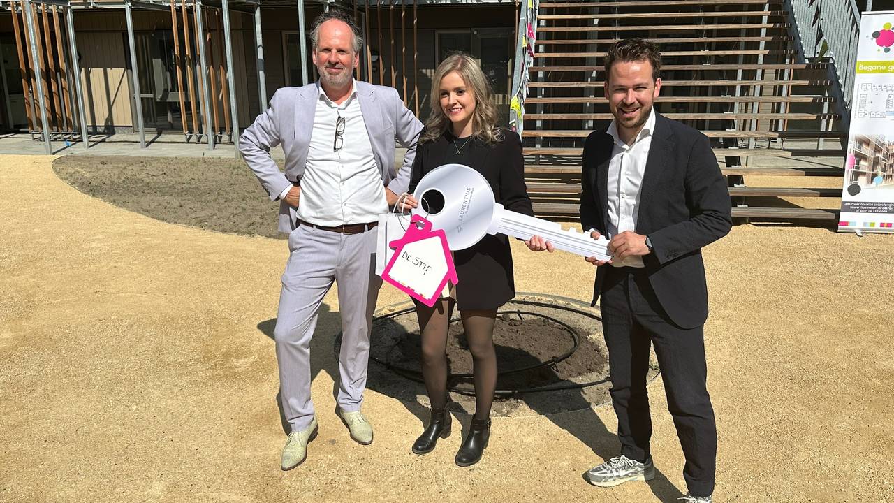 Symbolisch werd maandag de eerste sleutel van De Stip uitgereikt (foto: Ronald Sträter).