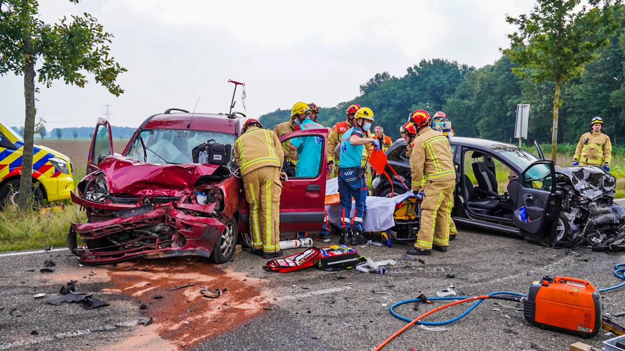Zwaargewonden bij frontale aanrijding in Mierlo.