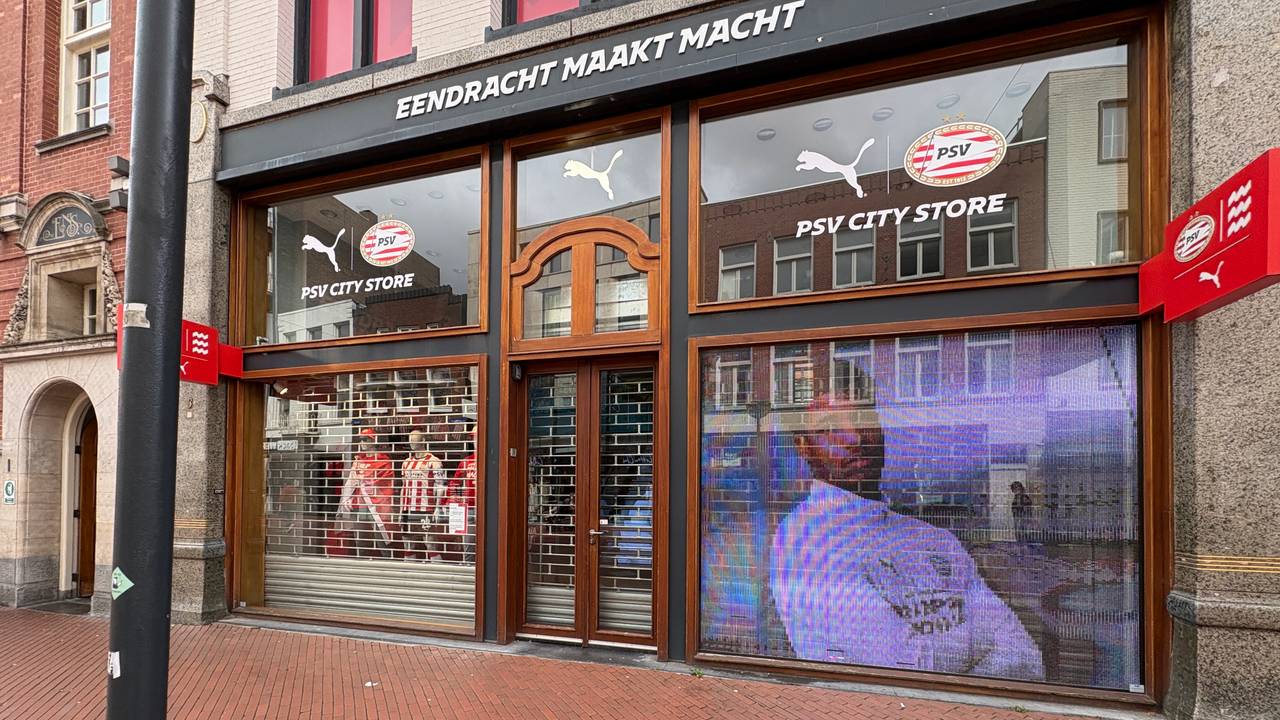De fanshop in de stad is dicht (foto: Jan Waalen).