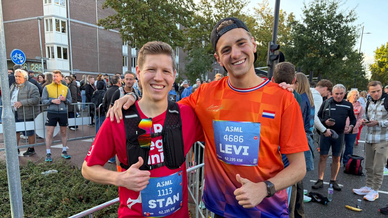 Levi uit Helmond en Stan uit Sittard rennen hun eerste marathon in Eindhoven (foto: Jan Peels).