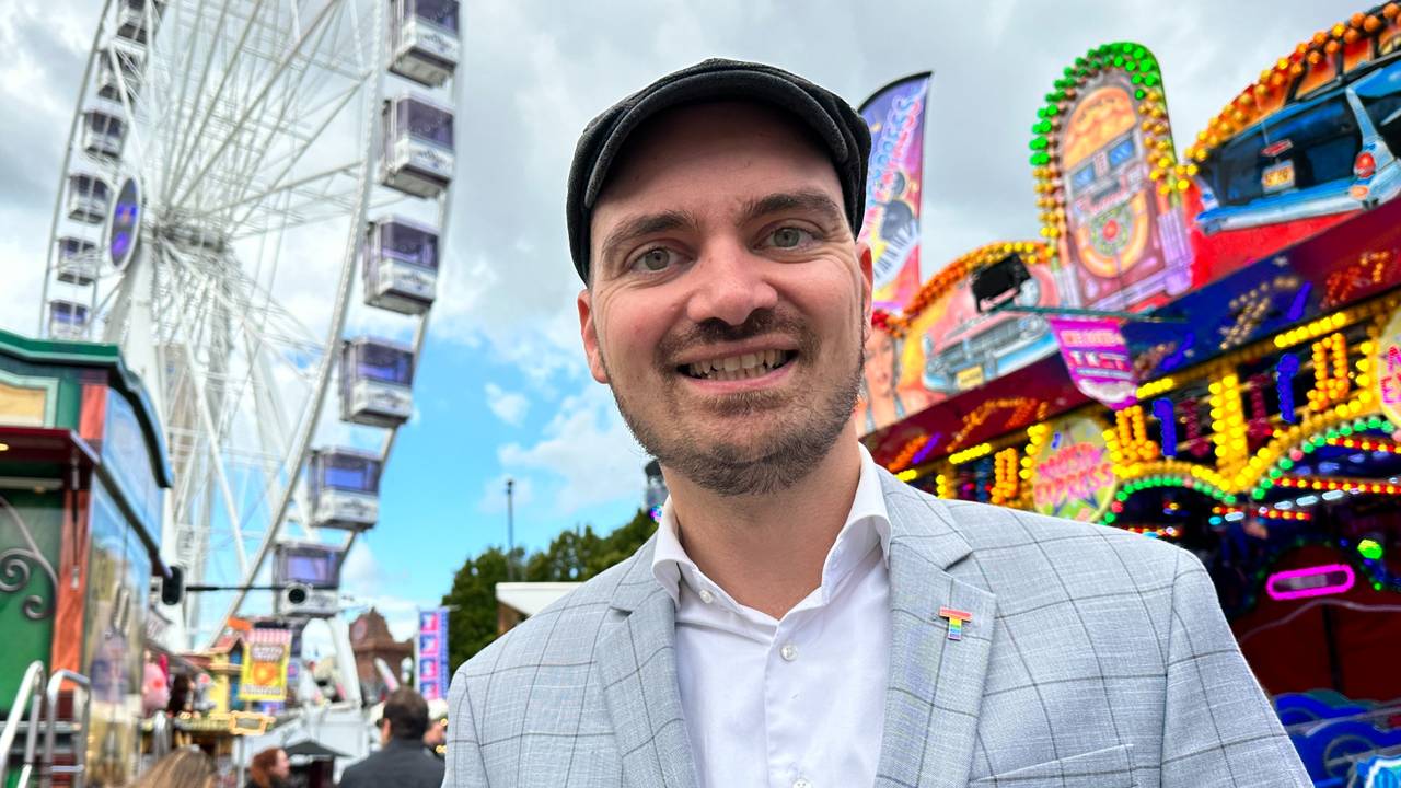 Wethouder Maarten van Asten op de kermis (foto: Jan Peels)