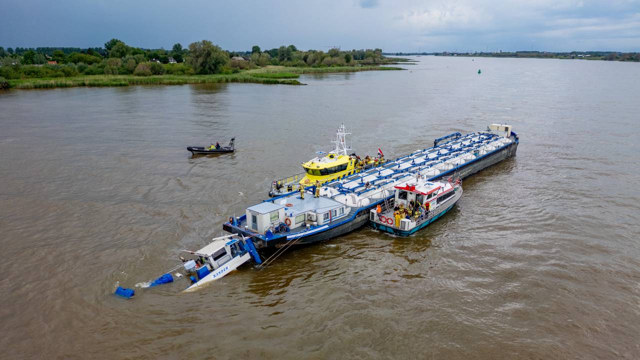 De gezonken duwboot achter de lege duwbak (foto: Jurgen Versteeg/SQ Vision).