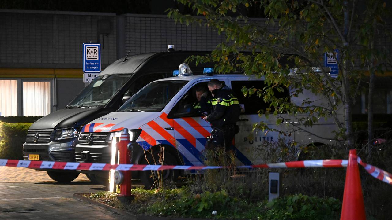 De politie doet onderzoek bij het Amphia Ziekenhuis in Breda (foto: Perry Roovers/SQ Vision).