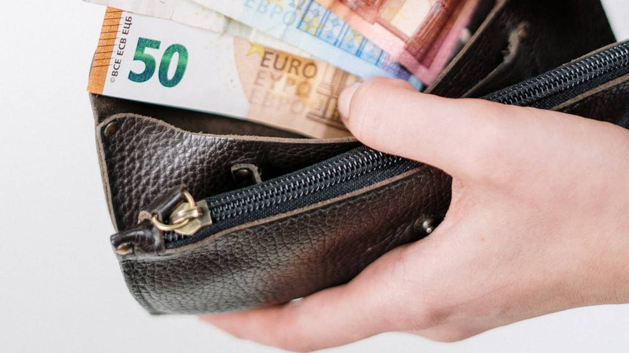 Goedkoper boodschappen doen zet je leesbril op en laat mannen thuis Omroep Brabant