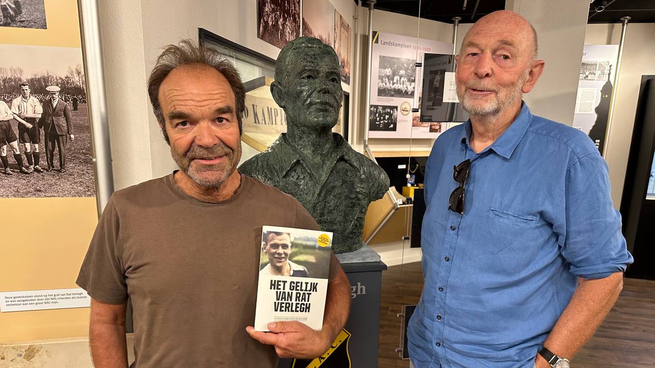 Tie Schellekens en Kees van Hooijdonk bij het borstbeeld van Rat Verlegh (foto: Omroep Brabant).
