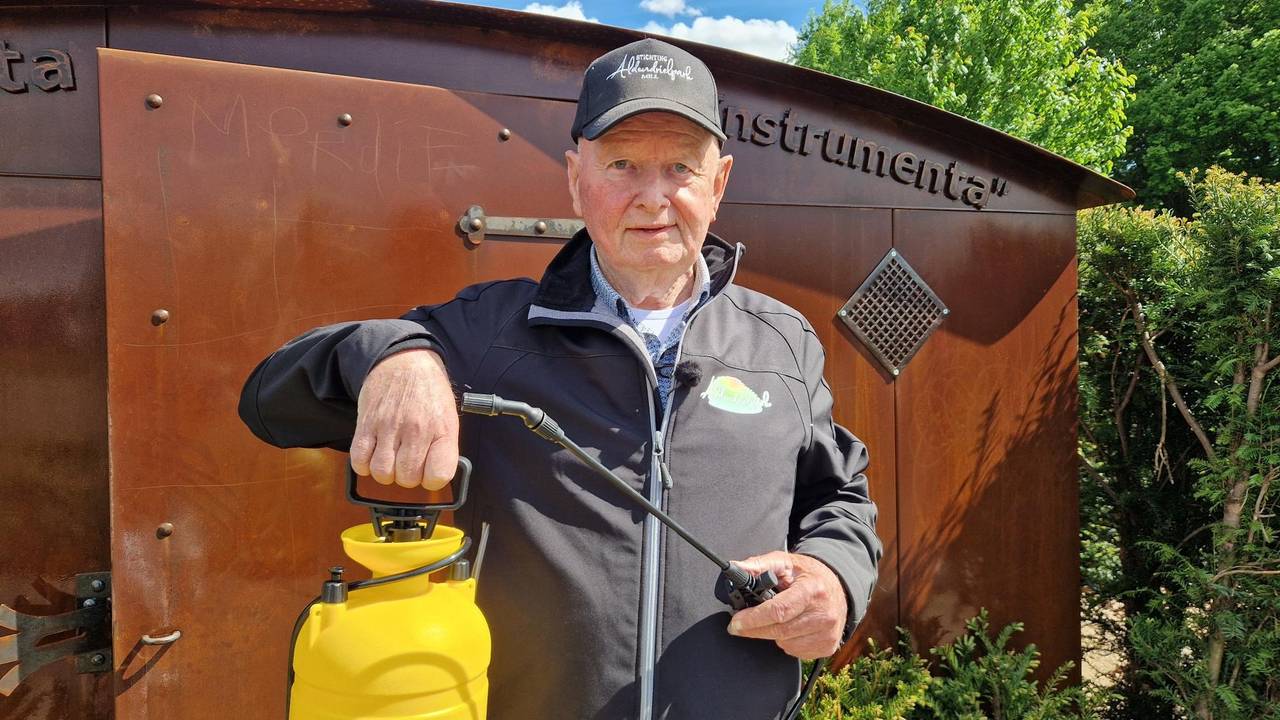 Hakenkruizen en piemel op nieuw kunstwerk, vrijwilligers zijn boos (foto: Tom Berkers).