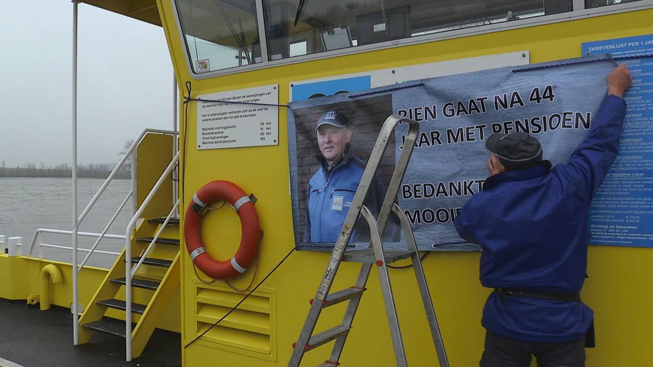 Na 44 jaar heen en weer varen gaat pontbaas Rien Koopmans met pensioen 