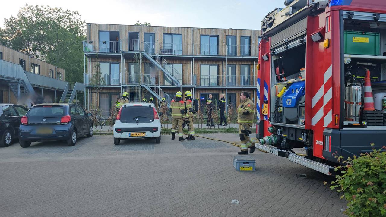 Brandweer redt hond en konijnen uit brandend huis, bewoner naar ziekenhuis (foto Addy Smits/Persbureau Heitink).