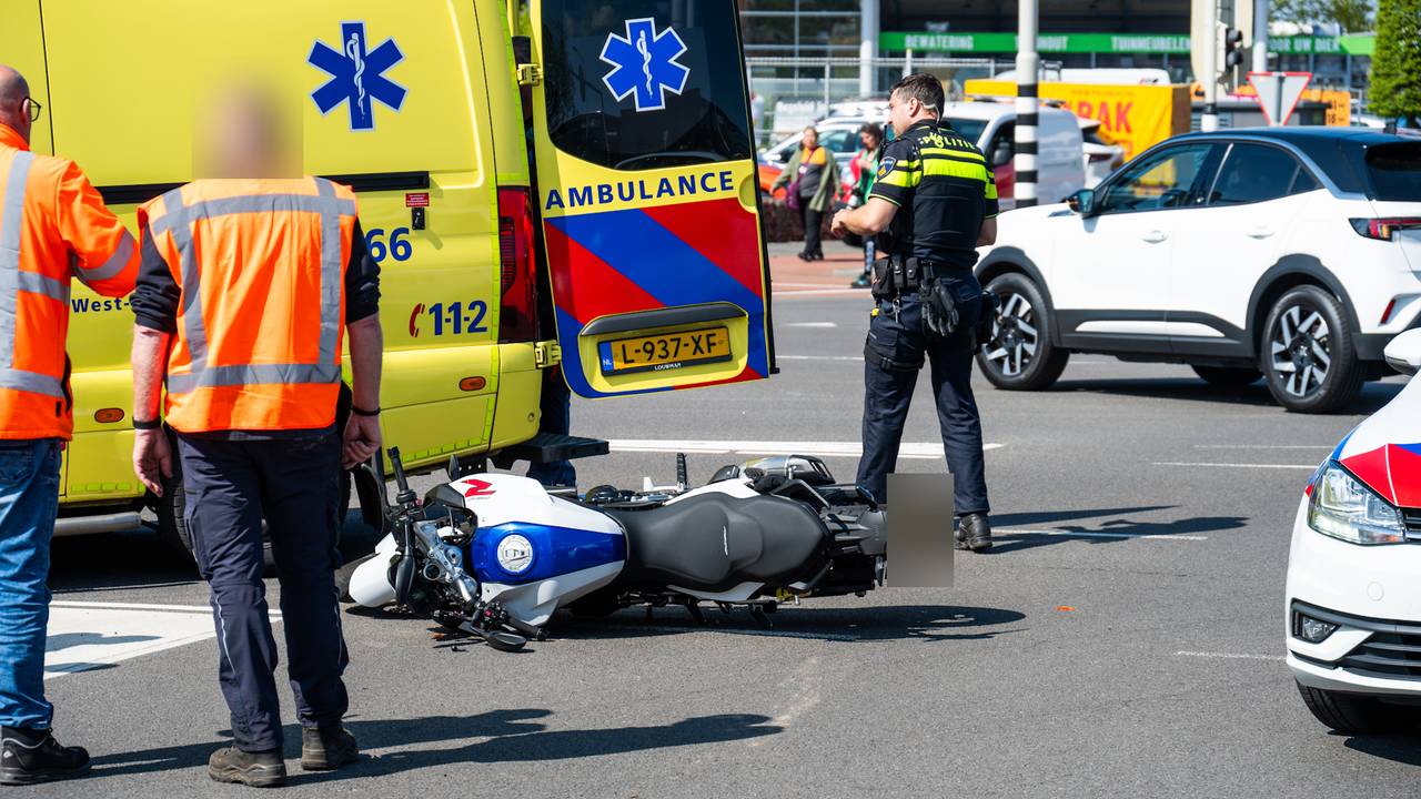 Motorrijder gewond na botsing met veegwagen