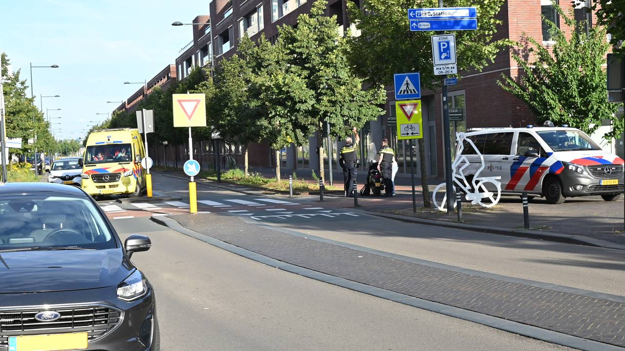 Hoe de botsing in de Stationslaan in Breda kon plaatsvinden, wordt onderzocht (foto: Perry Roovers/SQ Vision).