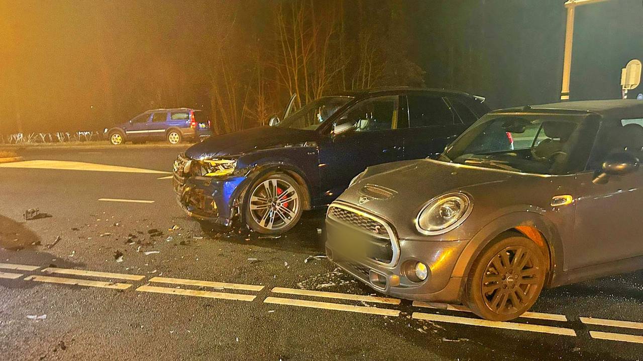 Auto's botsen op kruispunt (foto: Rico Vogels/SQ Vision).