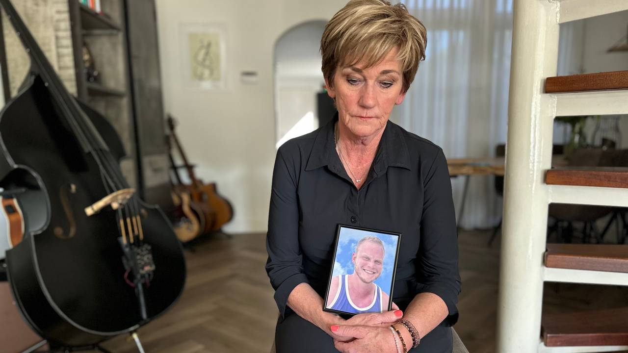 Marjon Herber met een foto van haar zoon Rick.