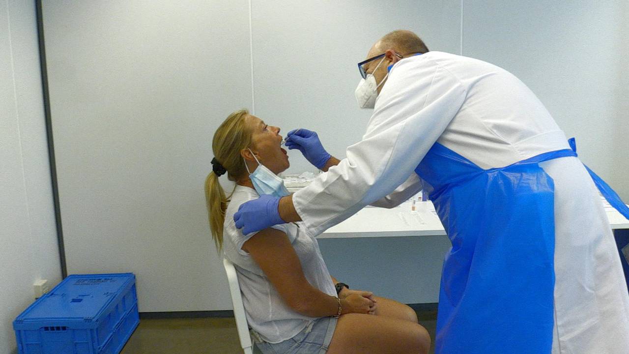 Een Noorse reizigster laat zich testen tegenover Eindhoven Airport.