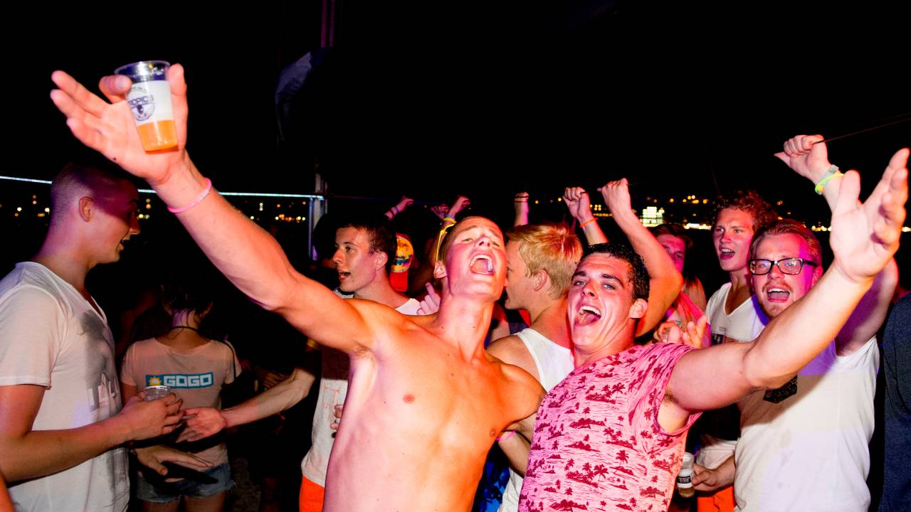 Feestende Nederlandse jongeren (foto: ANP 2015/Robin Utrecht).