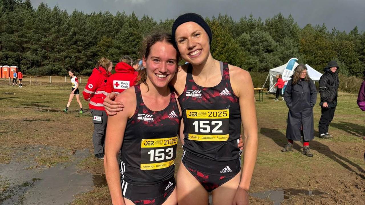 Marit Griep (links) en Emmy van den Berg gaan naar het EK Cross Country.