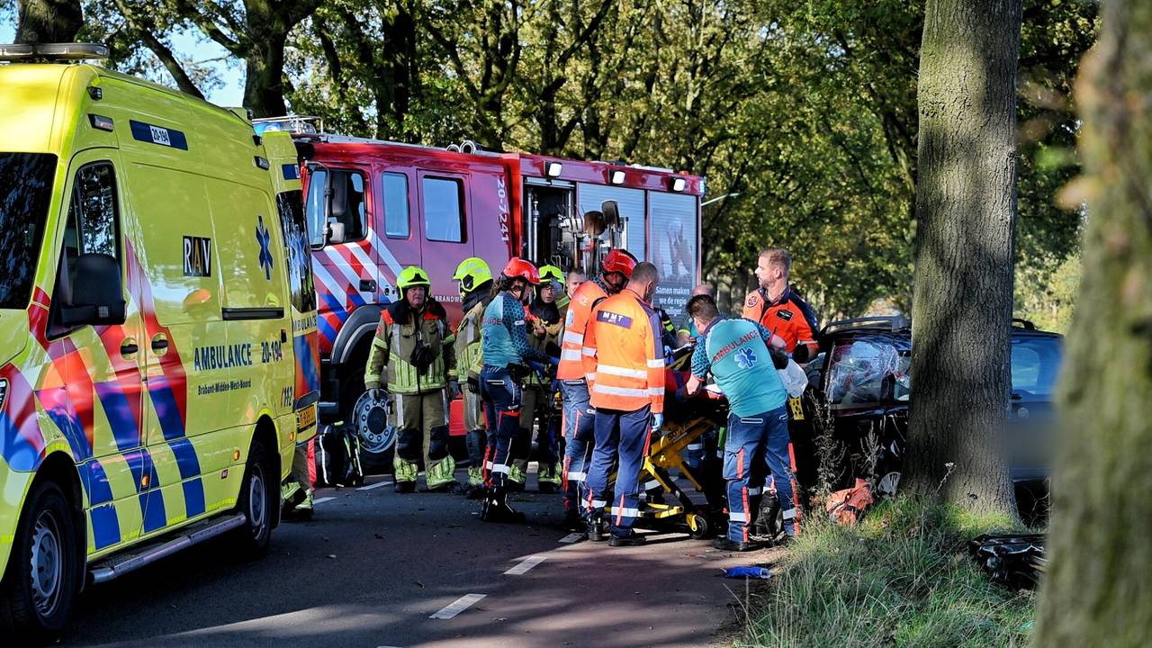Automobilist zwaargewond na ongeluk (foto: Toby de Kort/SQ Vision).