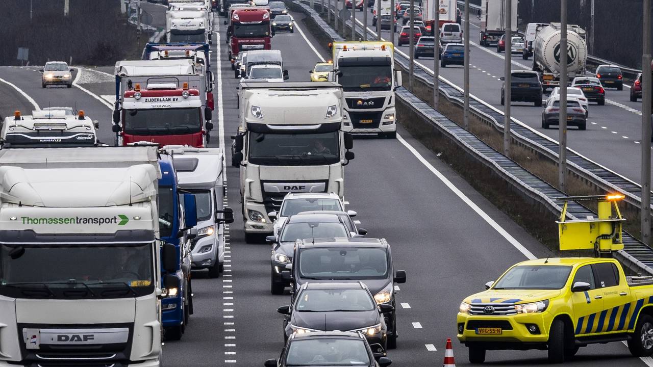 Kilometerslange file op A50 na ongeluk, weg is vrijgegeven.