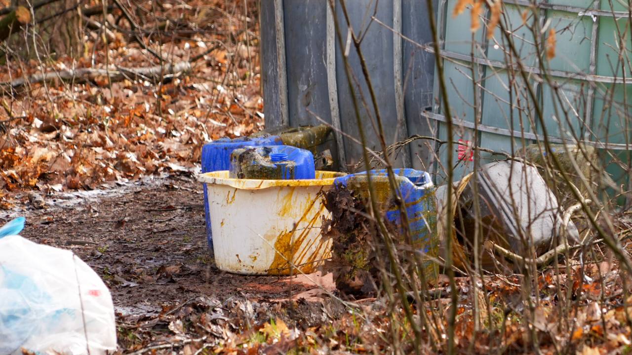 De troep zou afkomstig zijn van een drugslab (foto: Harrie Grijseels/SQ Vision).
