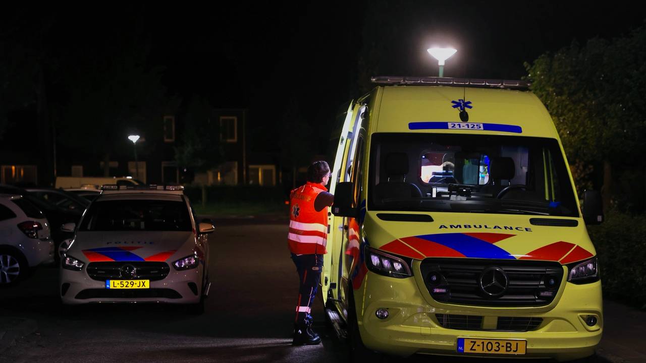 De bewoner is met een ambulance naar een ziekenhuis gebracht voor controle (foto: Sander van Gils/SQ Vision).