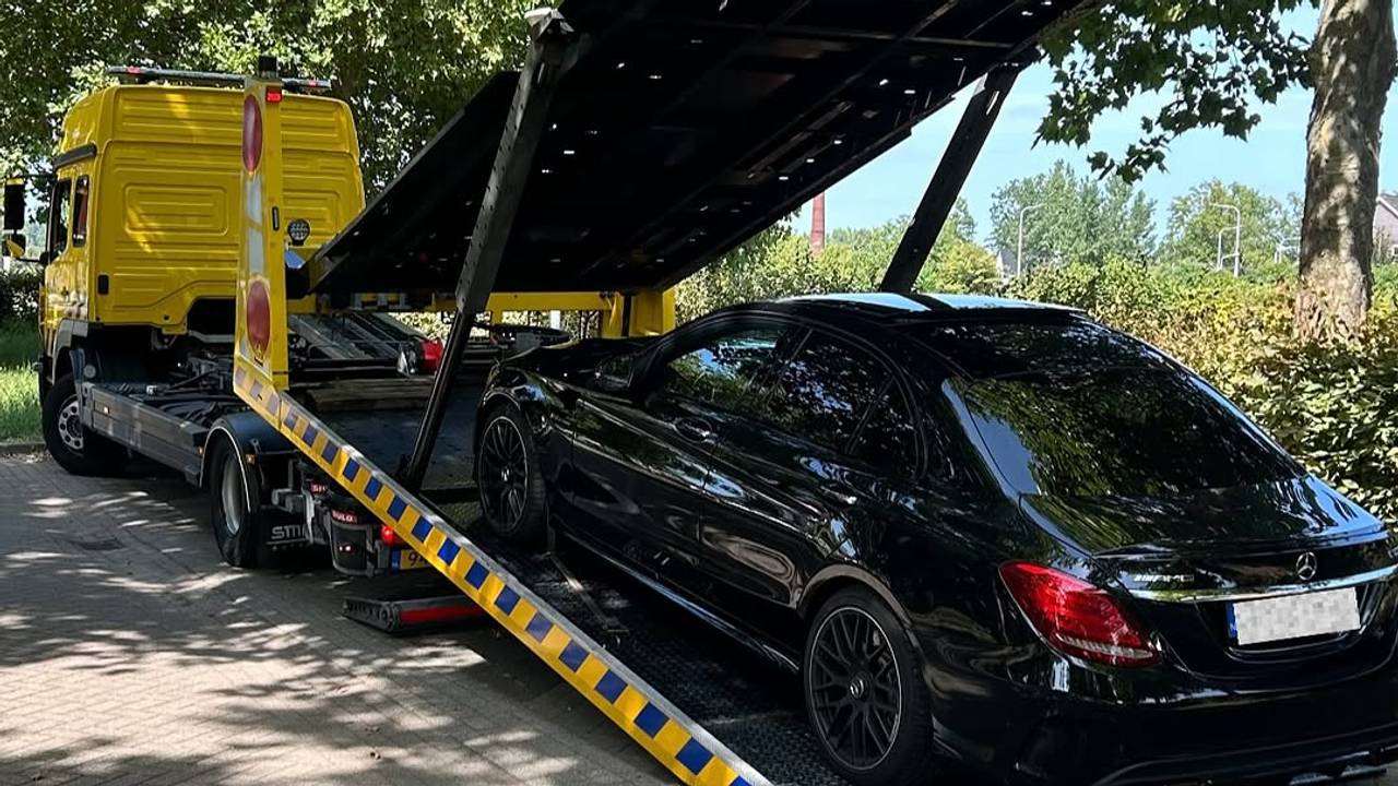 Een auto werd bij de controle in beslag genomen (foto: Politie Best en Oirschot).