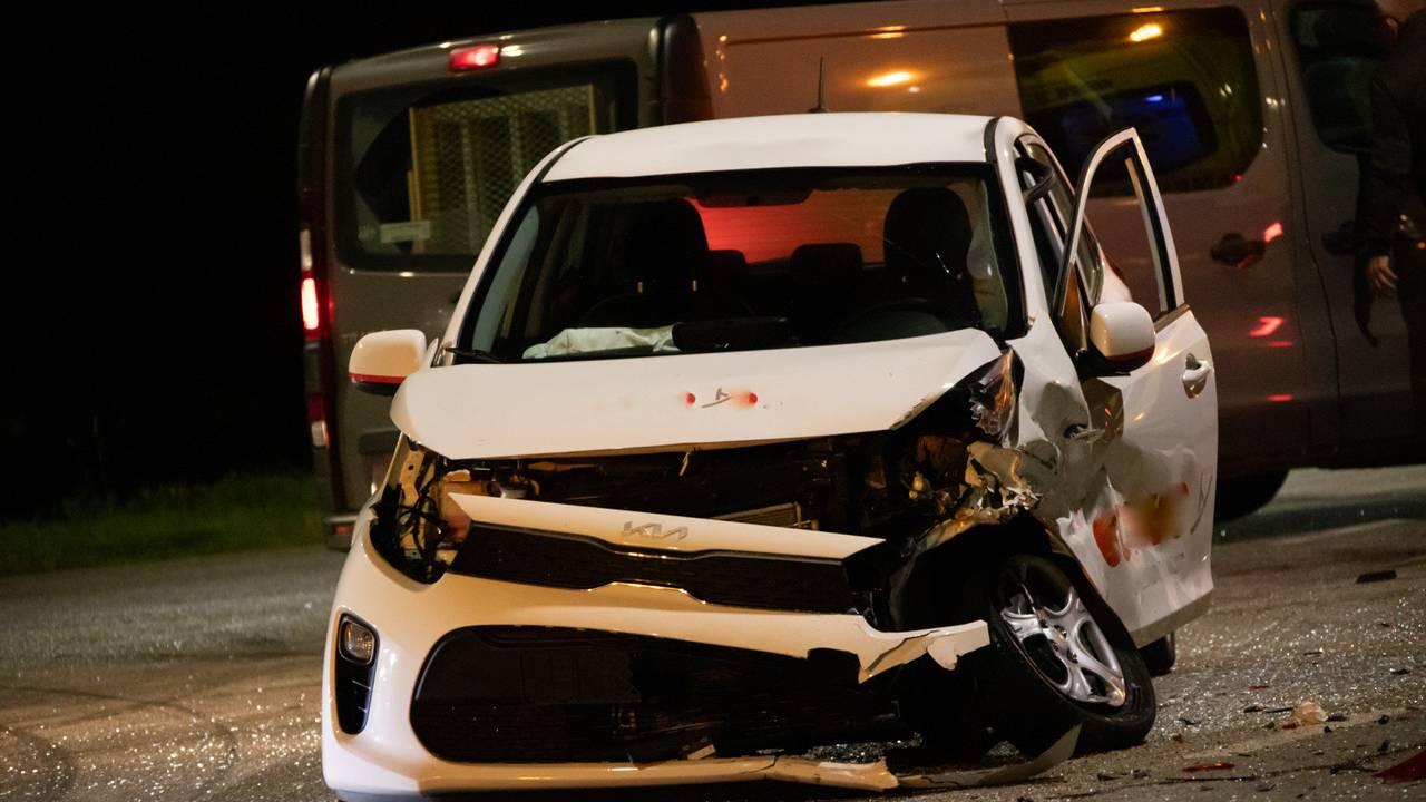 De auto's raakten zwaar beschadigd bij de botsing in Vierlingsbeek (foto: Albert Hendriks).