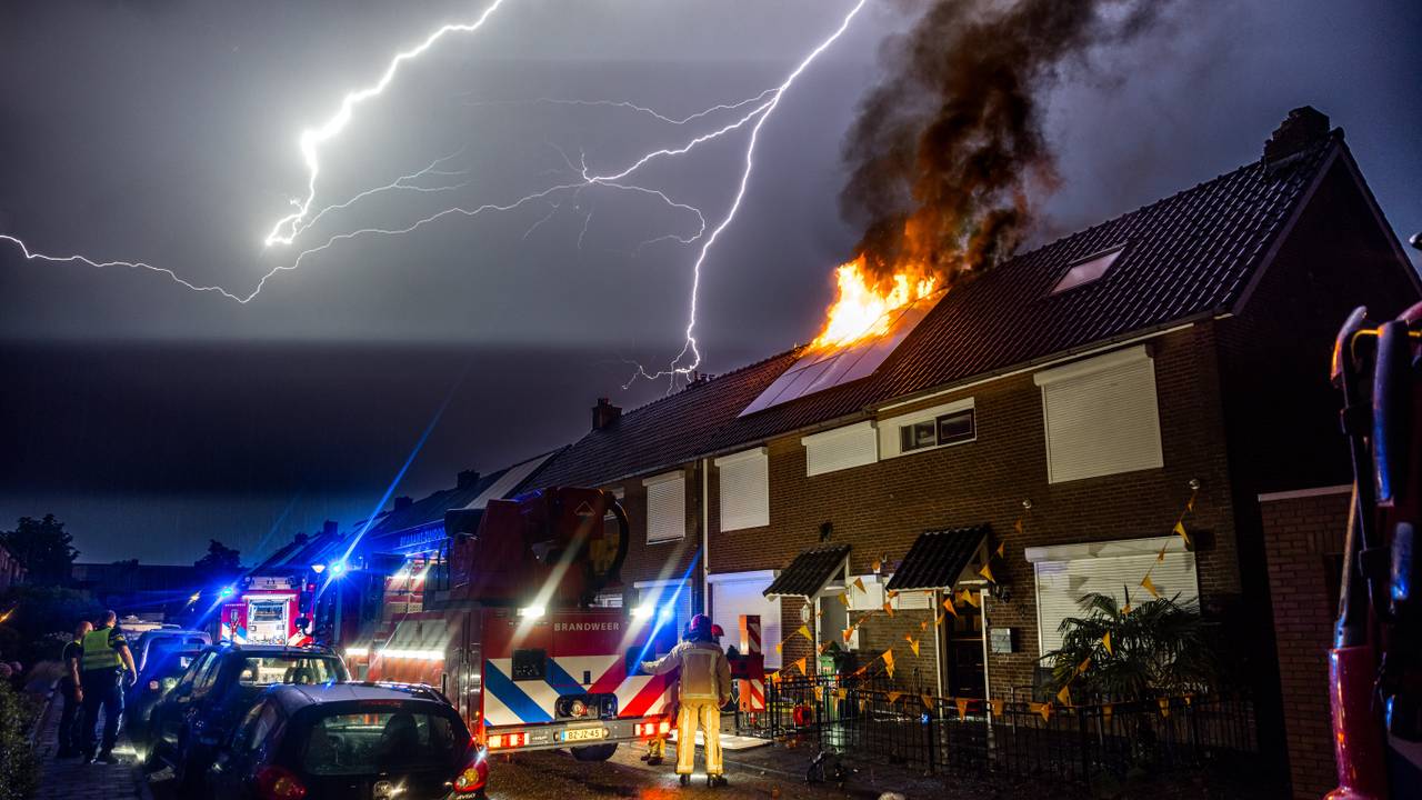 Brand in Helmond na blikseminslag (foto: ANP).