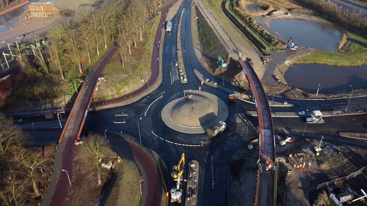 Nieuwe turborotonde met twee fietsbruggen tussen Den Bosch en Vught (foto: Jan Peels).