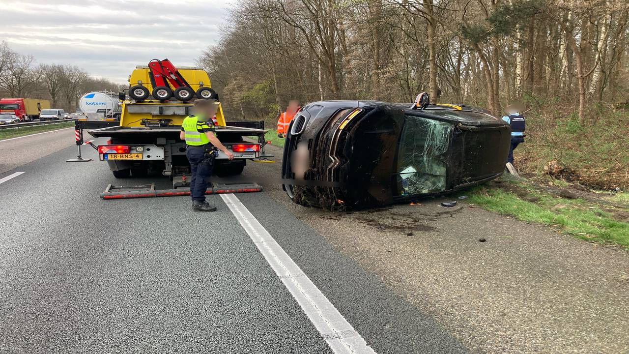 De omgekiepte auto op de A4 (Foto: Weginspecteur Bart).