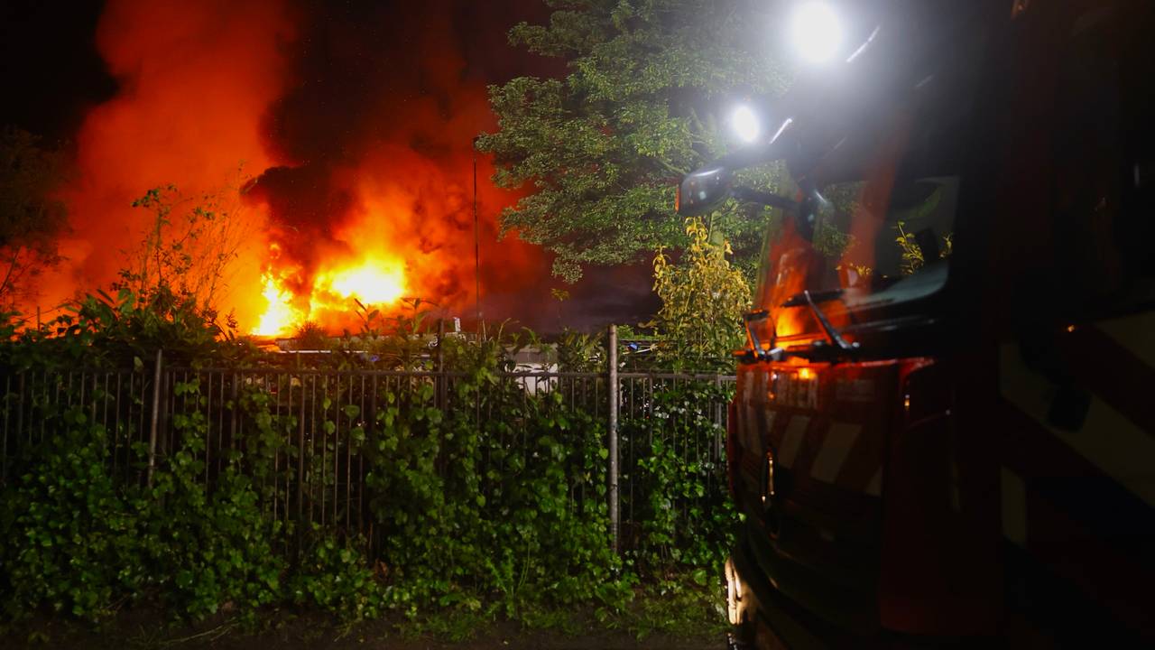 Het vuur werd rond halfeen vrijdagnacht ontdekt (foto: Sander van Gils/SQ Vision).