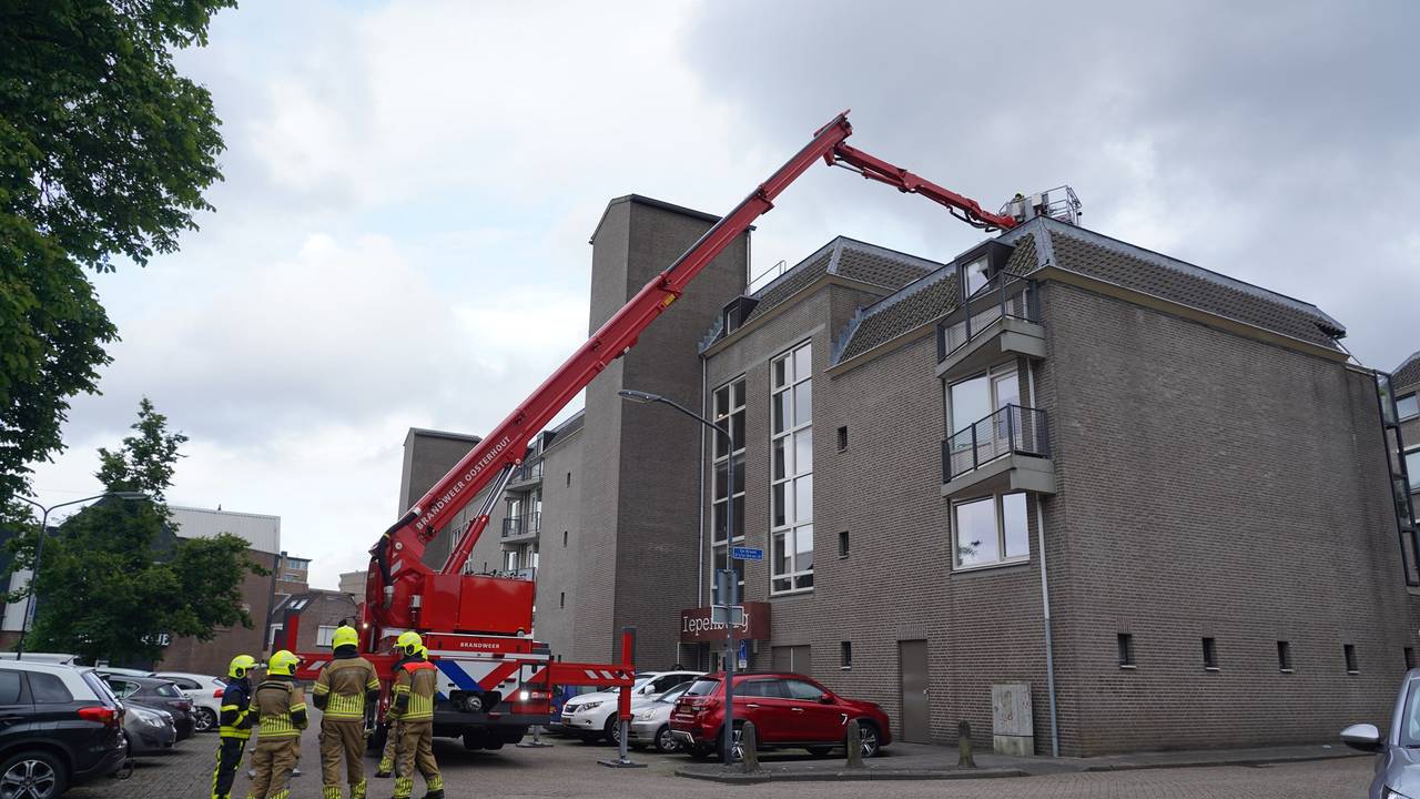 Noodtrap waait los tijdens storm (foto: Jeroen Stuve/SQ Vision).