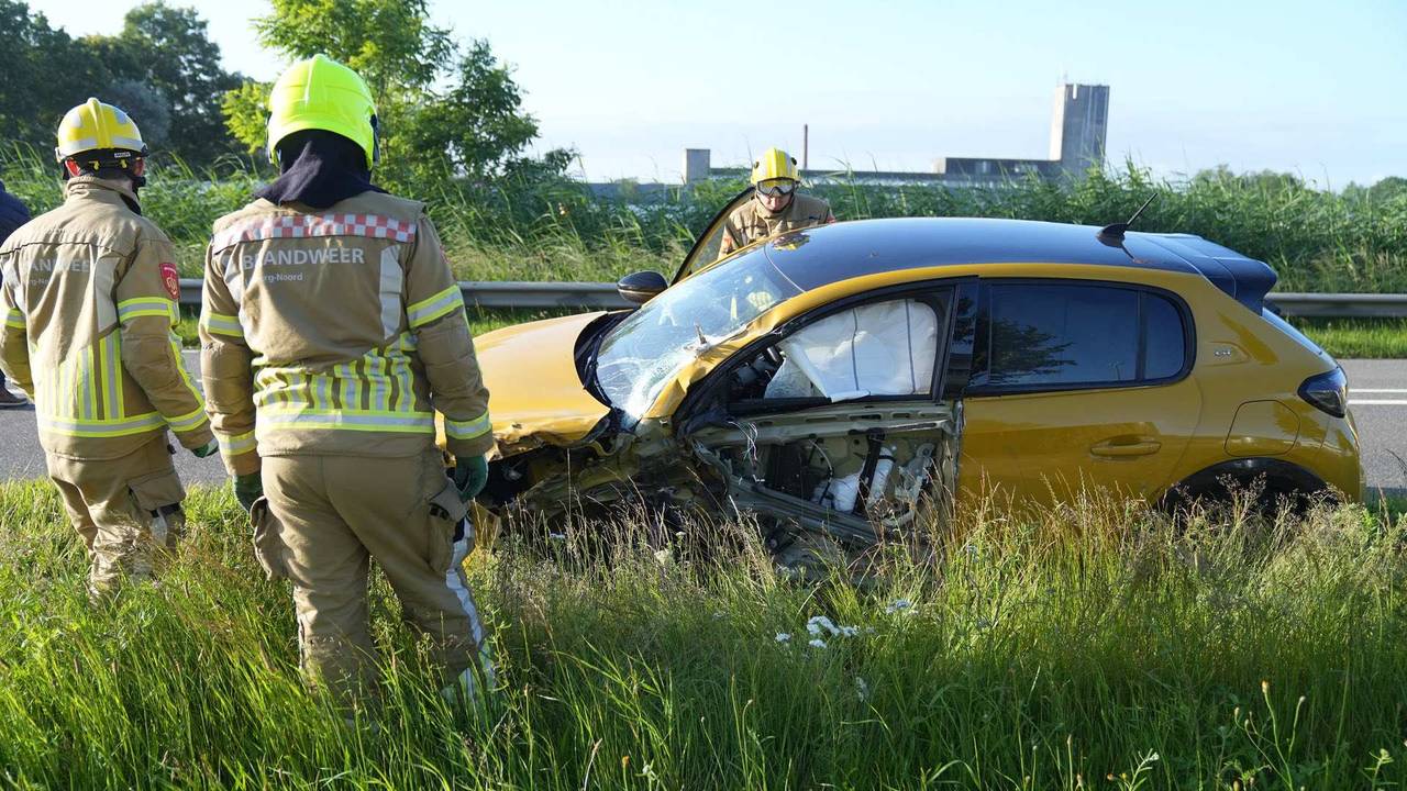 Bij het ongeluk op de N564 tussen Budel en Weert raakte een auto zwaar beschadigd (foto: WdG/SQ Vision).
