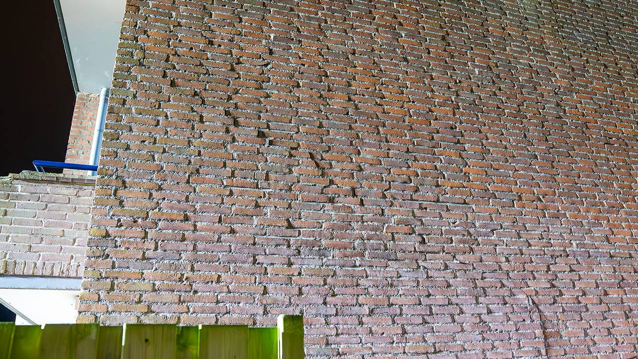 Het appartementencomplex liep bij de klap een grote scheur in de gevel op (foto: Gabor Heeres/SQ Vision).