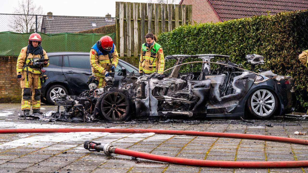De elektrische auto die in de as werd gelegd (foto: Dave Hendriks/SQ Vision).