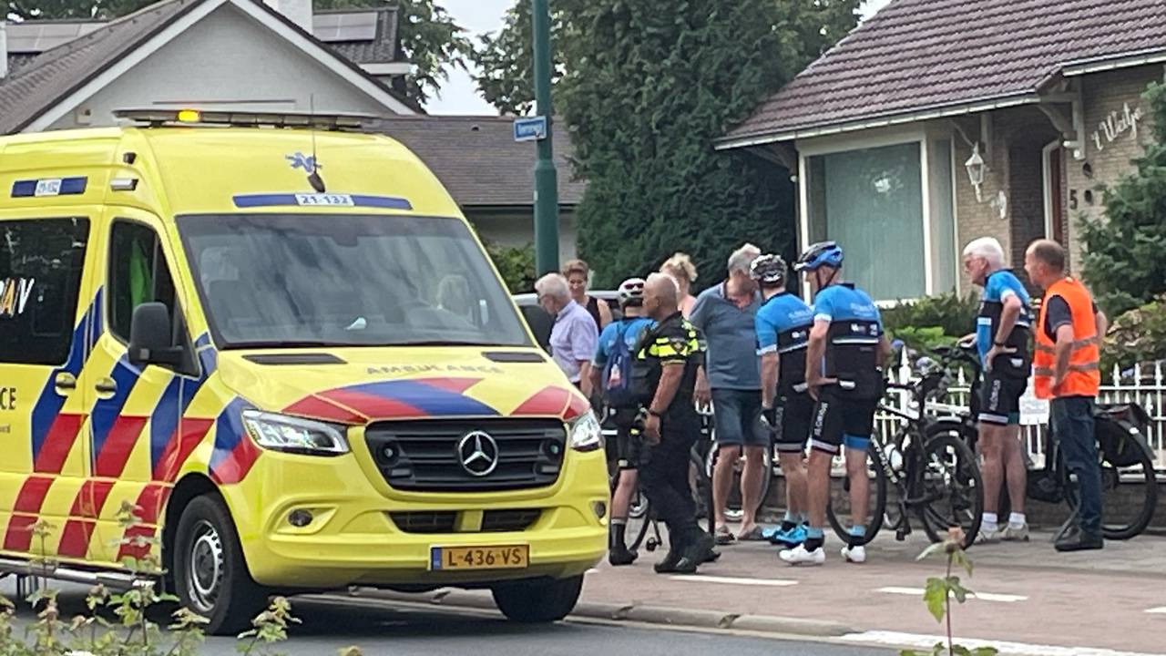 De wielrenner ging onderuit op de Beerseweg in Mill (foto: Marco van den Broek/SQ Vision).