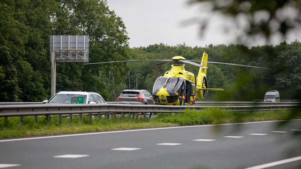 Ernstig ongeluk met 3 autos op de A17, traumahelikopter landt op snelweg.