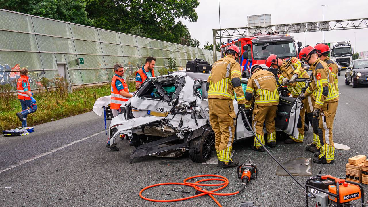 Zwaargewonde uit auto gehaald na kettingbotsing op de A16.