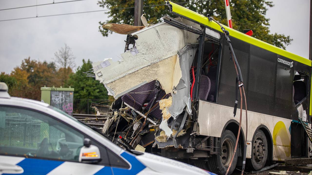 Volgens de chauffeur viel de bus stil op de spoorwegovergang (foto: Christian Traets/SQ Vision).