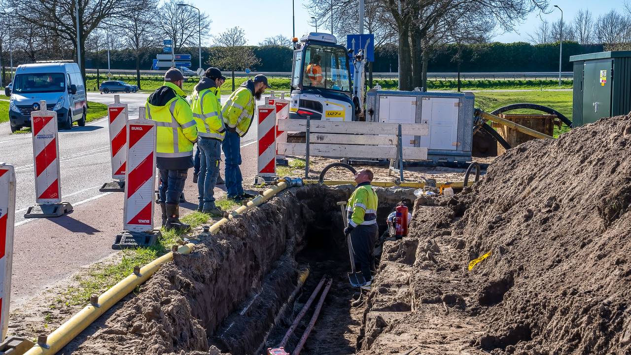 Enexis kwam met veel mensen naar Vlijmen om het lek aan de Wolput te dichten (foto: Iwan van Dun/SQ Vision).