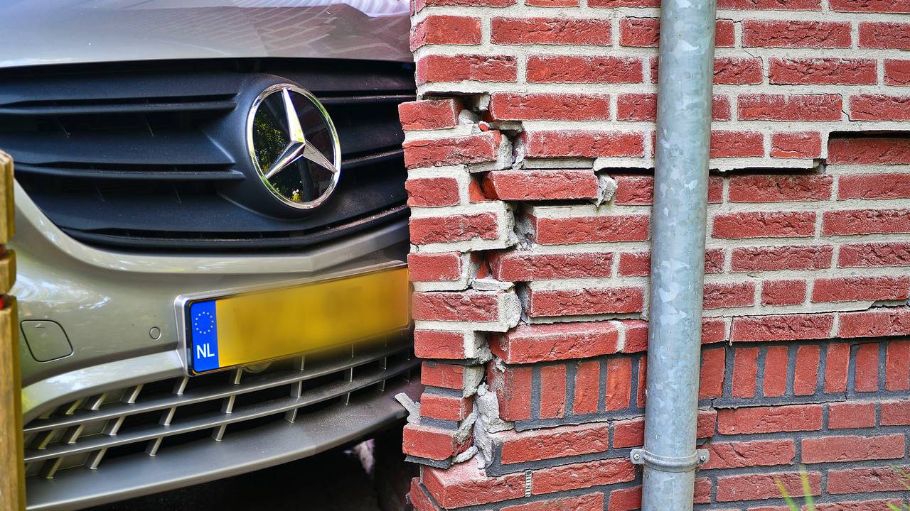 Het beheerdershuisje liep bij de botsing schade op (foto: Rico Vogels/SQ Vision).